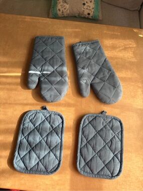 Mainstays blue Quilted Oven Mitts and Pot Holders Set